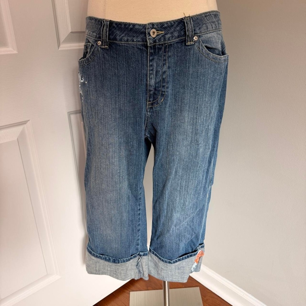 Y2K MEDIUM WASH ASHLEY STEWART EMBELLISHED DENIM CAPRI PANTS